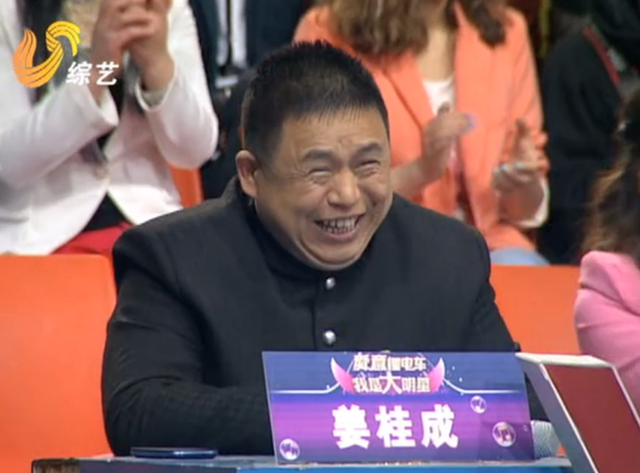 金牌评委姜桂成直播罕见发飙?曾捧红大衣哥,师承相声大师侯耀文
