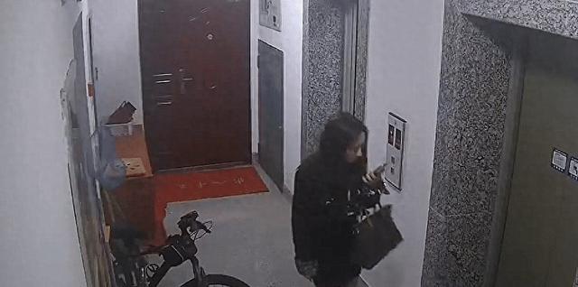 漂亮女子准备坐电梯时内急,竟然直接蹲下排泄大便,监控全程曝出