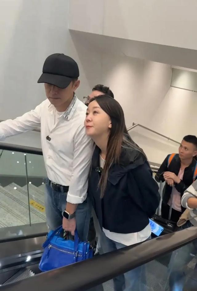 46岁王一楠携老公回昆明老家,父亲和姐姐罕见露面,高鑫全程贴心