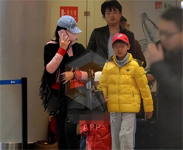 58岁宋祖英举办家宴!豪宅层高超五米,穿香奈儿手臂线条成亮点