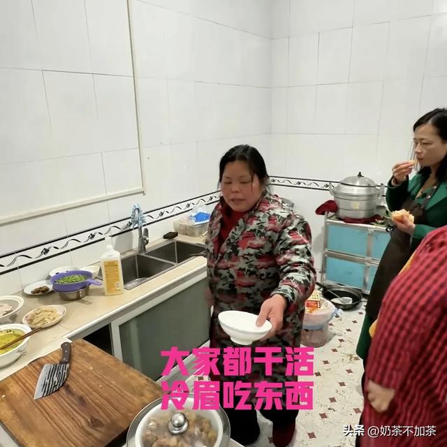 小凤回村过年入乡随俗,一秒变村姑,冷眉蹬高跟鞋嫌弃小凤手脏