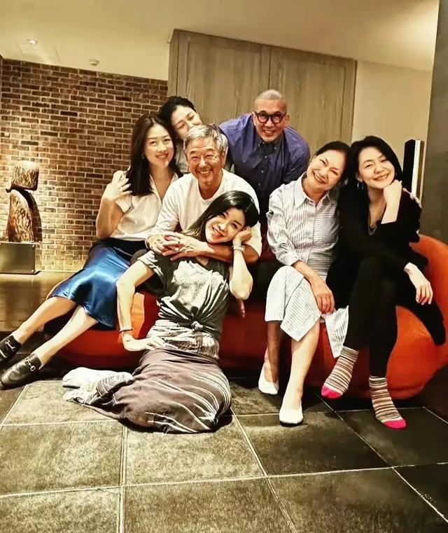 大S具俊晔参加伟忠哥女儿归宁宴,盛装打扮合影都手牵手,大S胖了