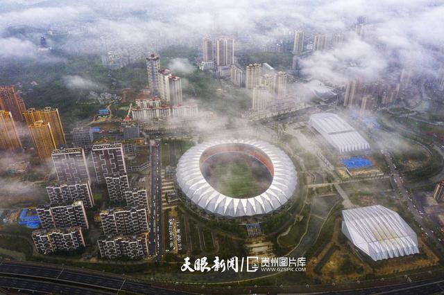 天青色等烟雨,而我在等你