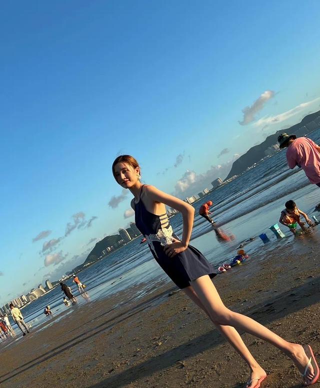 青春女星朱佳希分享海岛旅游写真,纯美泳装与男友深情激吻