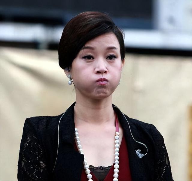 58岁宋祖英举办家宴!豪宅层高超五米,穿香奈儿手臂线条成亮点