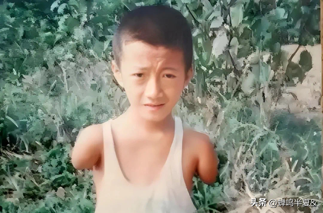 袁立东:天生没手脚,父母让他自生自灭,他却能娶妻生子靠嘴养家