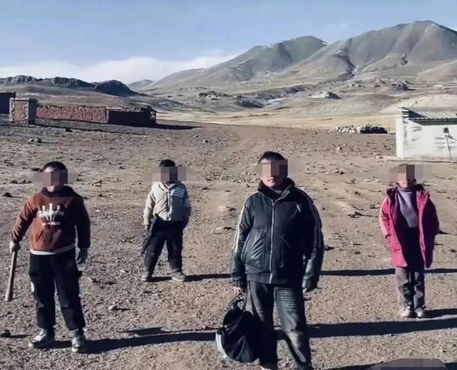 连小孩子都在模仿《漂白》的站位，怪不得张译拒绝宣传《狂飙》