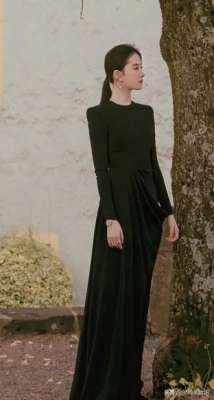 刘亦菲真实身高(刘亦菲170身材好惊艳，黑色高开叉连衣裙凹造型，满屏都是大长腿)