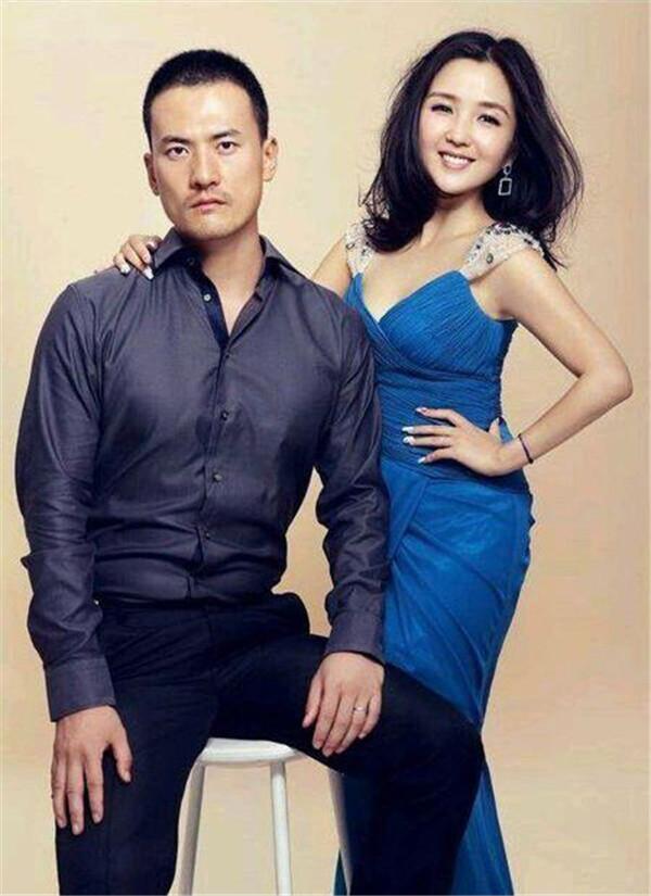 11年后再看何洁释小龙,她疑怀4胎又传婚变,他资产上亿娇妻在怀