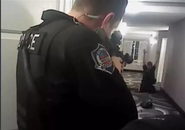 越战老兵将警察一枪爆头!美国警察在什么情况下会开枪?