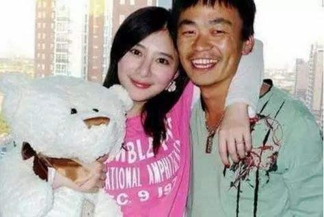 王宝强的魅力!小学学历却找个名校毕业的女友,不但漂亮还有钱