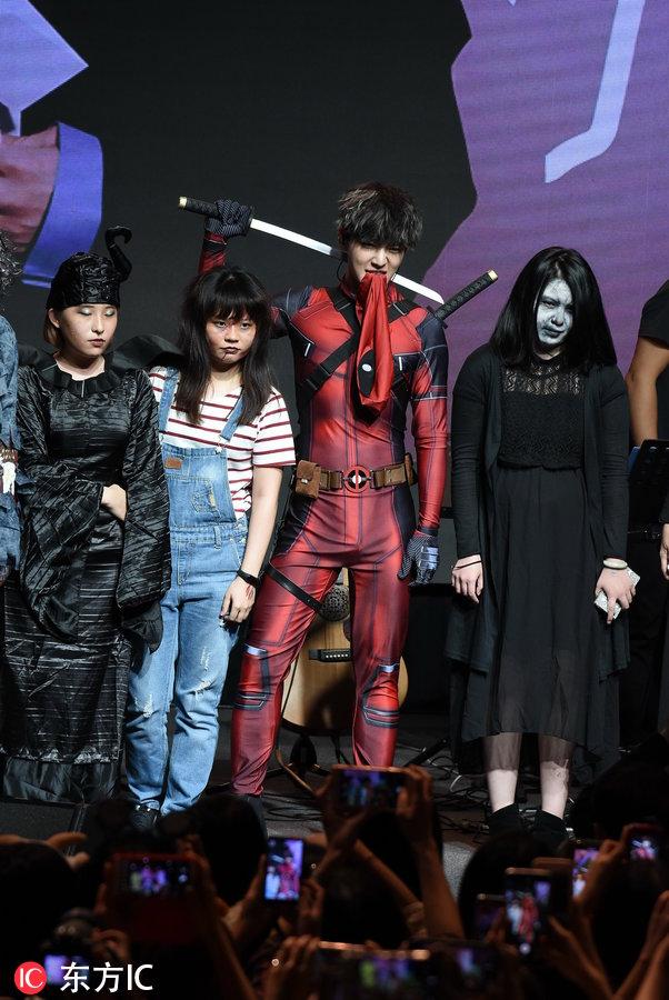 炎亚纶穿紧身衣撕咬衣服，可爱不输蔡徐坤，33岁身材却如高中生