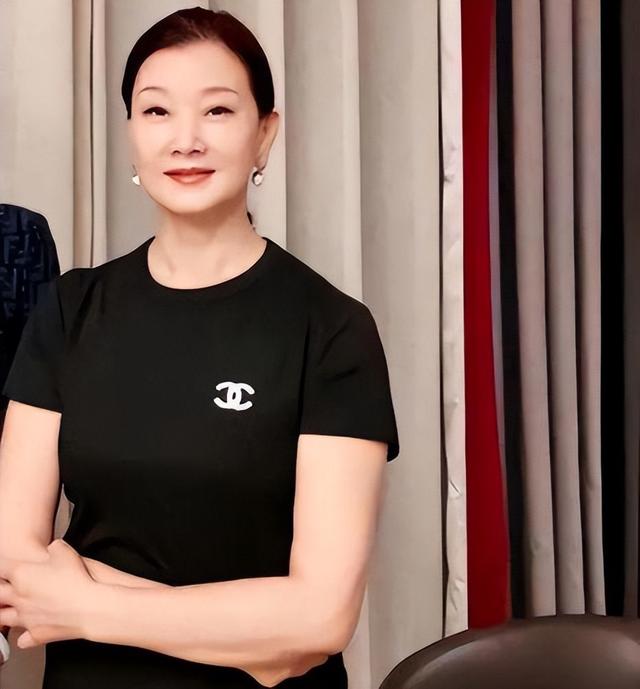 58岁宋祖英举办家宴!豪宅层高超五米,穿香奈儿手臂线条成亮点