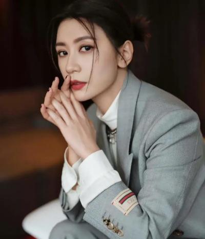 47岁贾静雯晒与女儿合照似姐妹，16岁大女儿颜值高，继承优良基因
