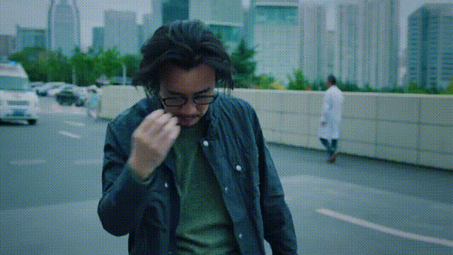她来这部戏里念广告吗?