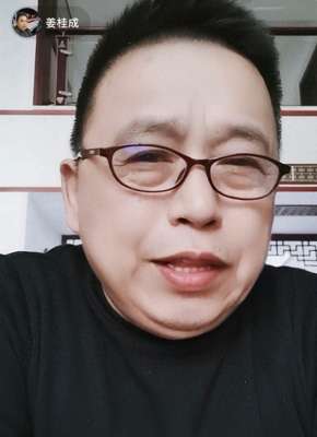 姜桂成(金牌评委姜桂成直播罕见发飙？曾捧红大衣哥，师承相声大师侯耀文)