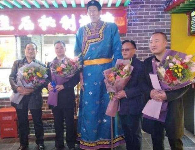 56岁娶妻,不顾医生反对强行生子,“巨人”鲍喜顺现在过得怎样?