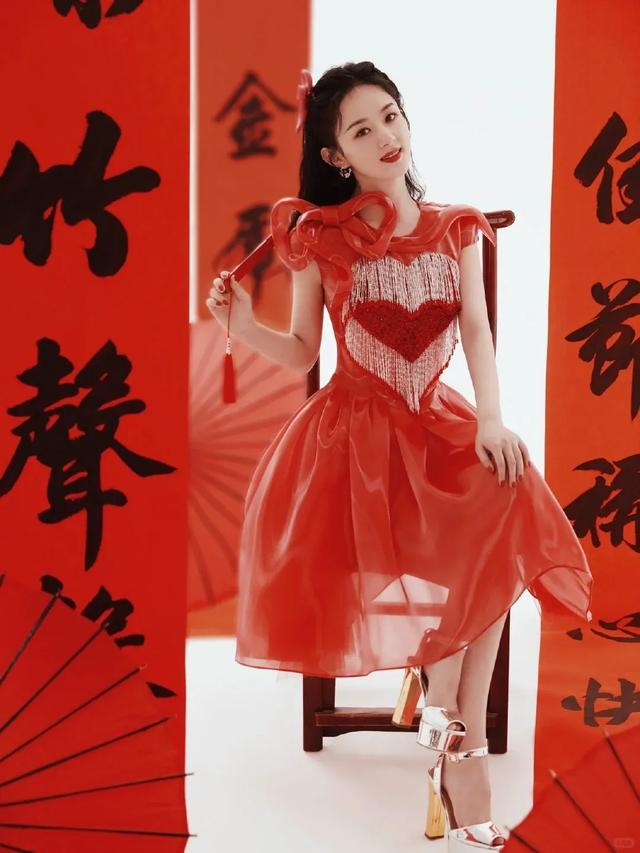《赵丽颖红裙彩排春晚，手持“春”字，精彩表演值得期待》