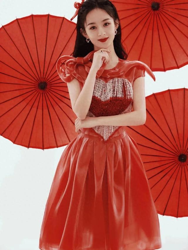 《赵丽颖红裙彩排春晚，手持“春”字，精彩表演值得期待》