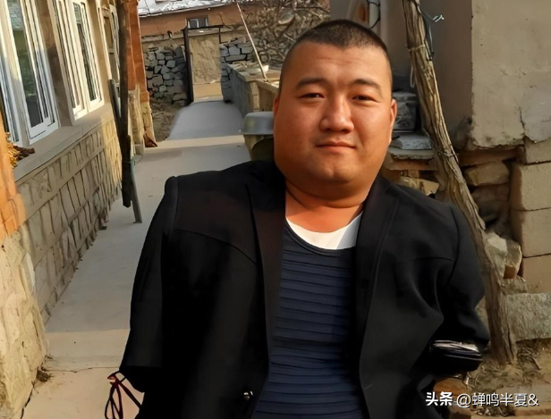 袁立东:天生没手脚,父母让他自生自灭,他却能娶妻生子靠嘴养家