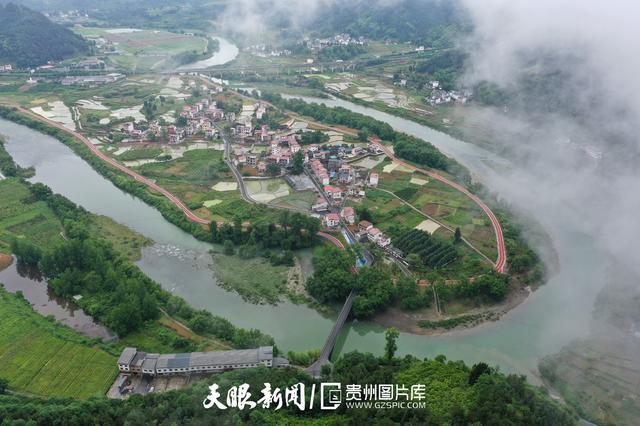 天青色等烟雨,而我在等你