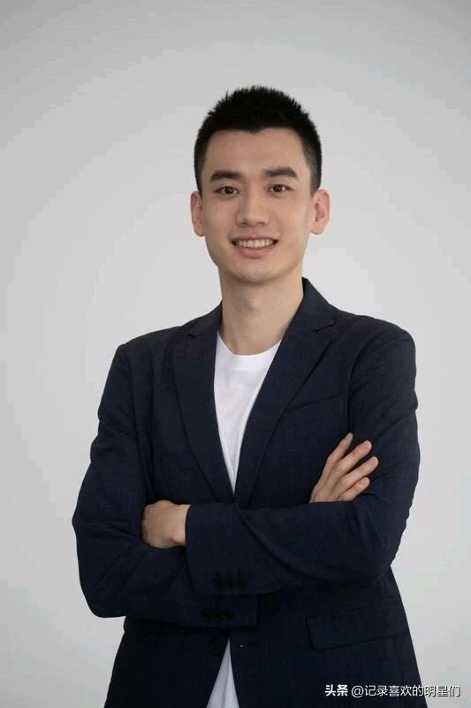 庞博的气质是阳光、干净、温暖、有趣。他是优秀的脱口秀演员!