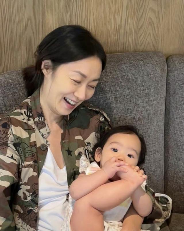 51岁“怀玉公主”疑隐婚生子!与萌娃眉眼神似,曾惨遭孙耀威抛弃
