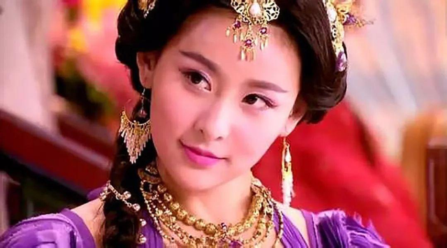 曾红极一时的贾青,却因爆“私生活混乱”人设崩塌,如今无戏可拍