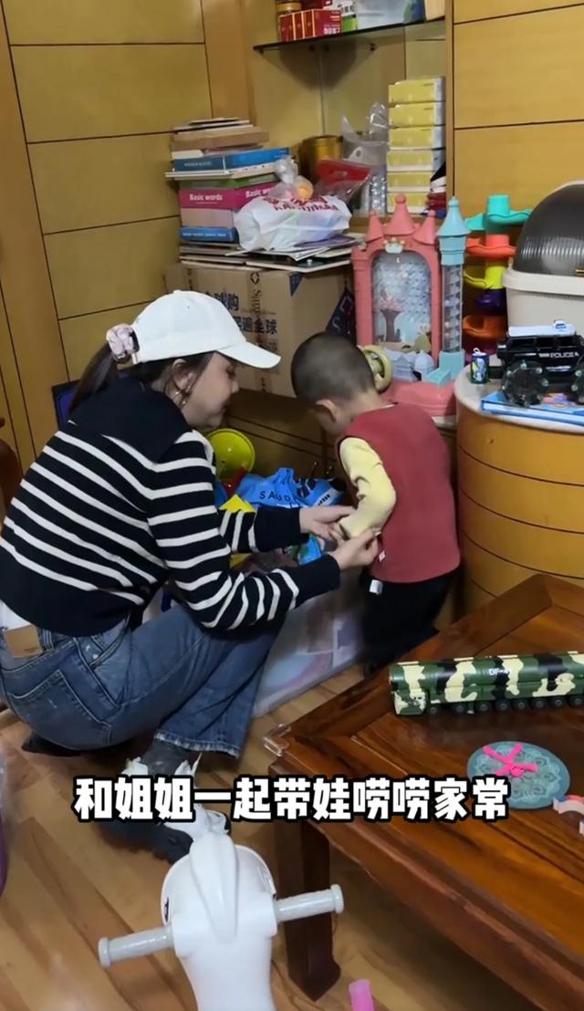 46岁王一楠携老公回昆明老家,父亲和姐姐罕见露面,高鑫全程贴心