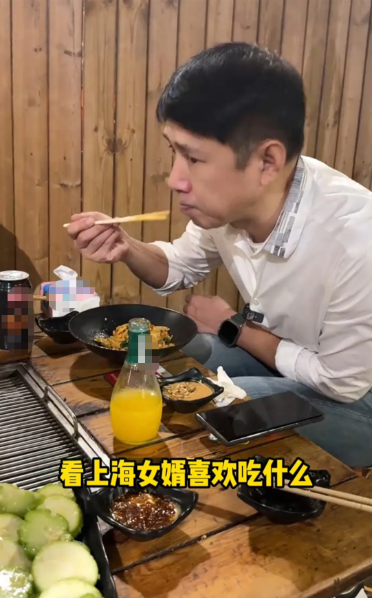 46岁王一楠携老公回昆明老家,父亲和姐姐罕见露面,高鑫全程贴心