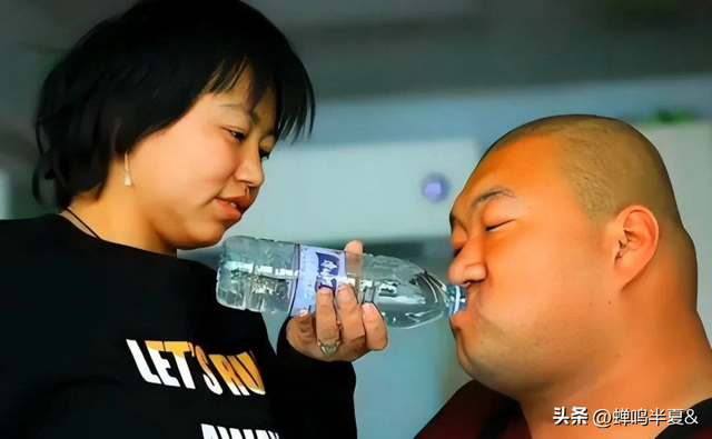 袁立东:天生没手脚,父母让他自生自灭,他却能娶妻生子靠嘴养家
