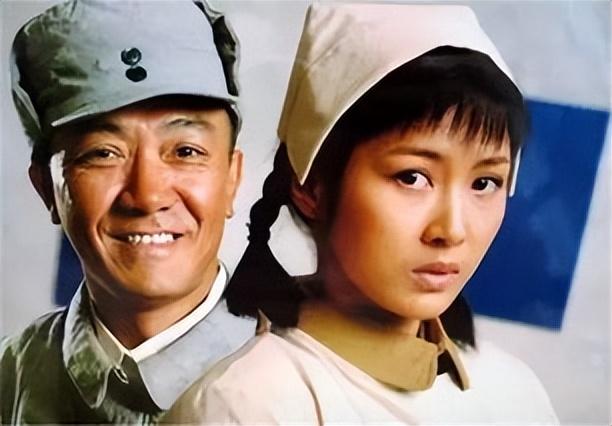 《亮剑》20年后,两位演员遗憾离世,漂亮的“秀芹”低调嫁人