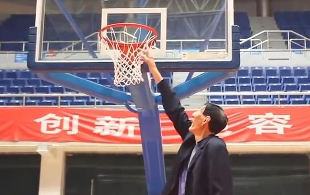 56岁娶妻,不顾医生反对强行生子,“巨人”鲍喜顺现在过得怎样?
