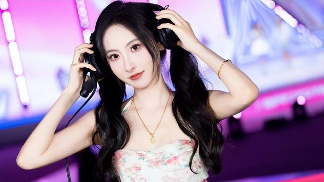 LPL美女解说放飞自我!深夜大跳擦边舞,直播间沦为“认妈”现场