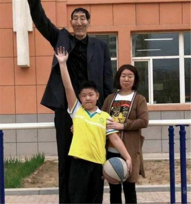 56岁娶妻,不顾医生反对强行生子,“巨人”鲍喜顺现在过得怎样?