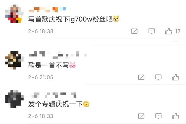 周杰伦晒4岁儿子萌照,头发乌黑浓密一身潮服,和狗狗在床上嬉戏