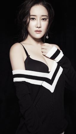 牛丽燕出身武术世家，不折不扣的女神，真实随性散发着迷人魅力