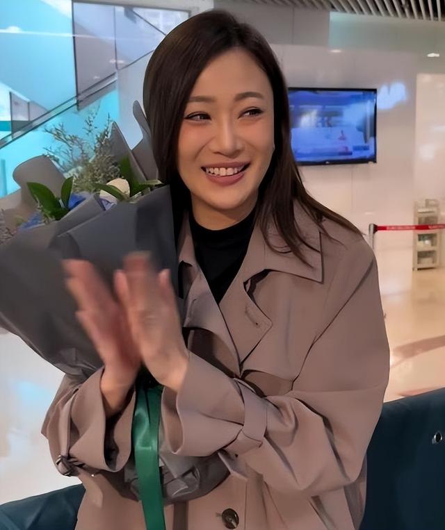 朱智贤分手后露面显憔悴，双眼浮肿像哭过，强挤笑容状态不佳