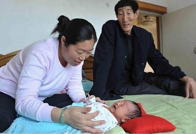 56岁娶妻,不顾医生反对强行生子,“巨人”鲍喜顺现在过得怎样?