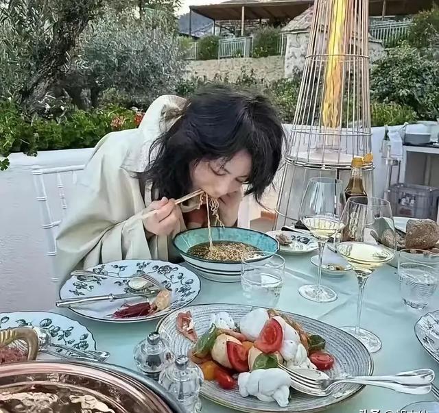 王菲谢霆锋海南度假,甜蜜瞬间引爆全网