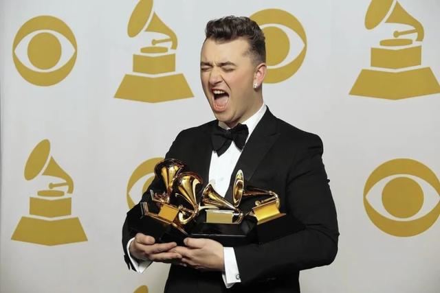 拥有风趣性格、完美身材和容貌的英国歌手 Sam Smith