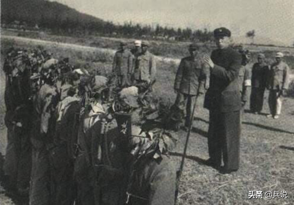 毛主席与梁大牙握手:红军骑兵团长嘛!梁兴初纠正:是营长