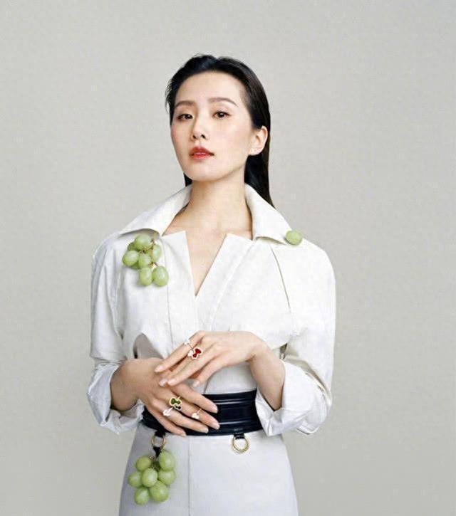 刘诗诗在剧组拍戏遭98年小鲜肉强搂,疑被揩油?反应相当霸气!