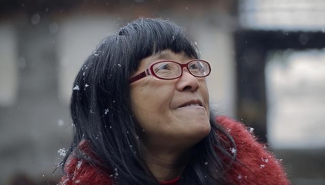 诗人余秀华疑被丈夫家暴,遭掐脖子打上百耳光,激烈争吵画面曝光