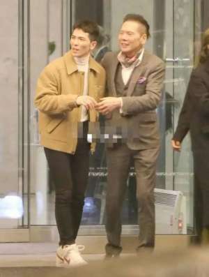 萧敬腾照片(向华强72岁生日会大咖云集，打扮帅气显年轻，干儿子萧敬腾超贴心)