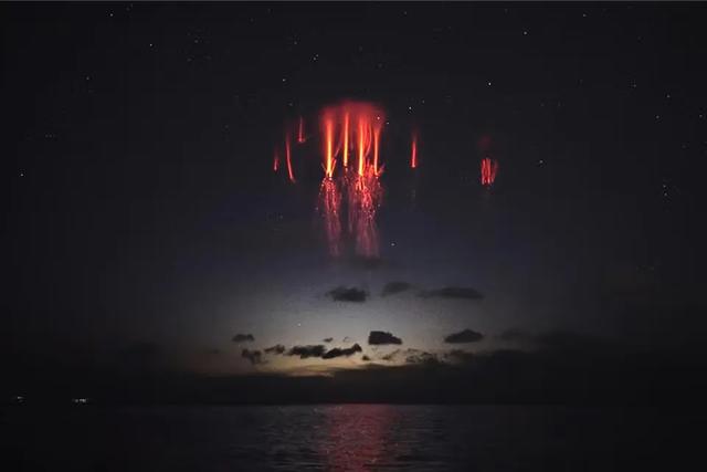 “大地磁暴”上热搜,网友上传“天空异象”视频,真有这么恐怖?