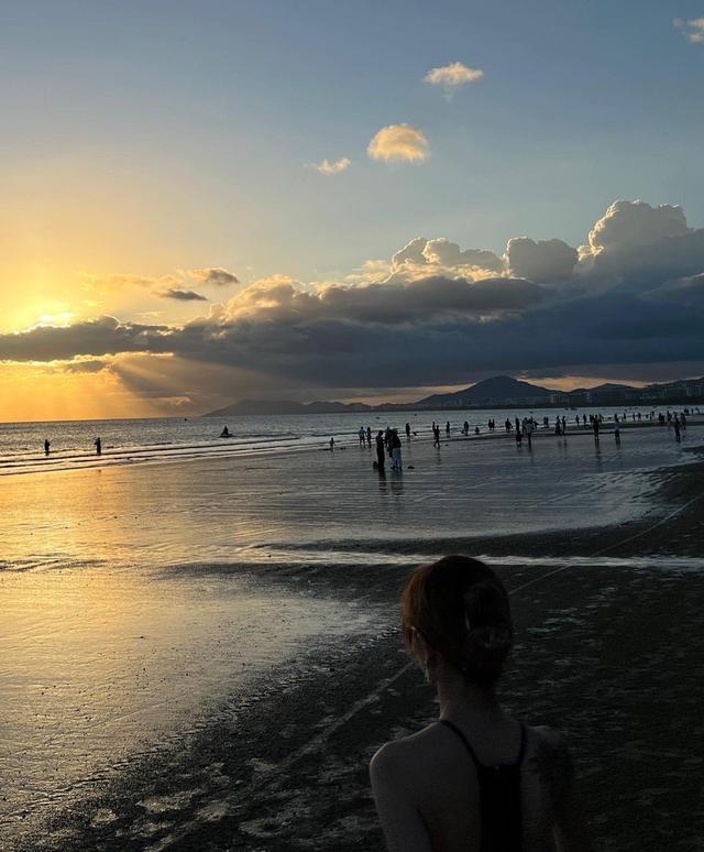 青春女星朱佳希分享海岛旅游写真,纯美泳装与男友深情激吻