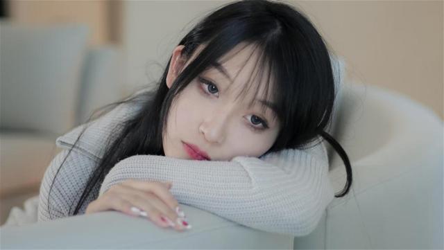 冯提莫成都惊艳亮相，大秀性感美胸，网友直呼审美新高度！