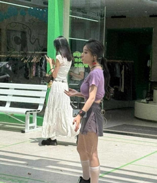 冯提莫成都惊艳亮相，大秀性感美胸，网友直呼审美新高度！