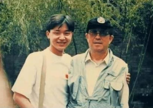 刘奕君:人生低谷期净身出户,二婚娶小娇妻终获幸福